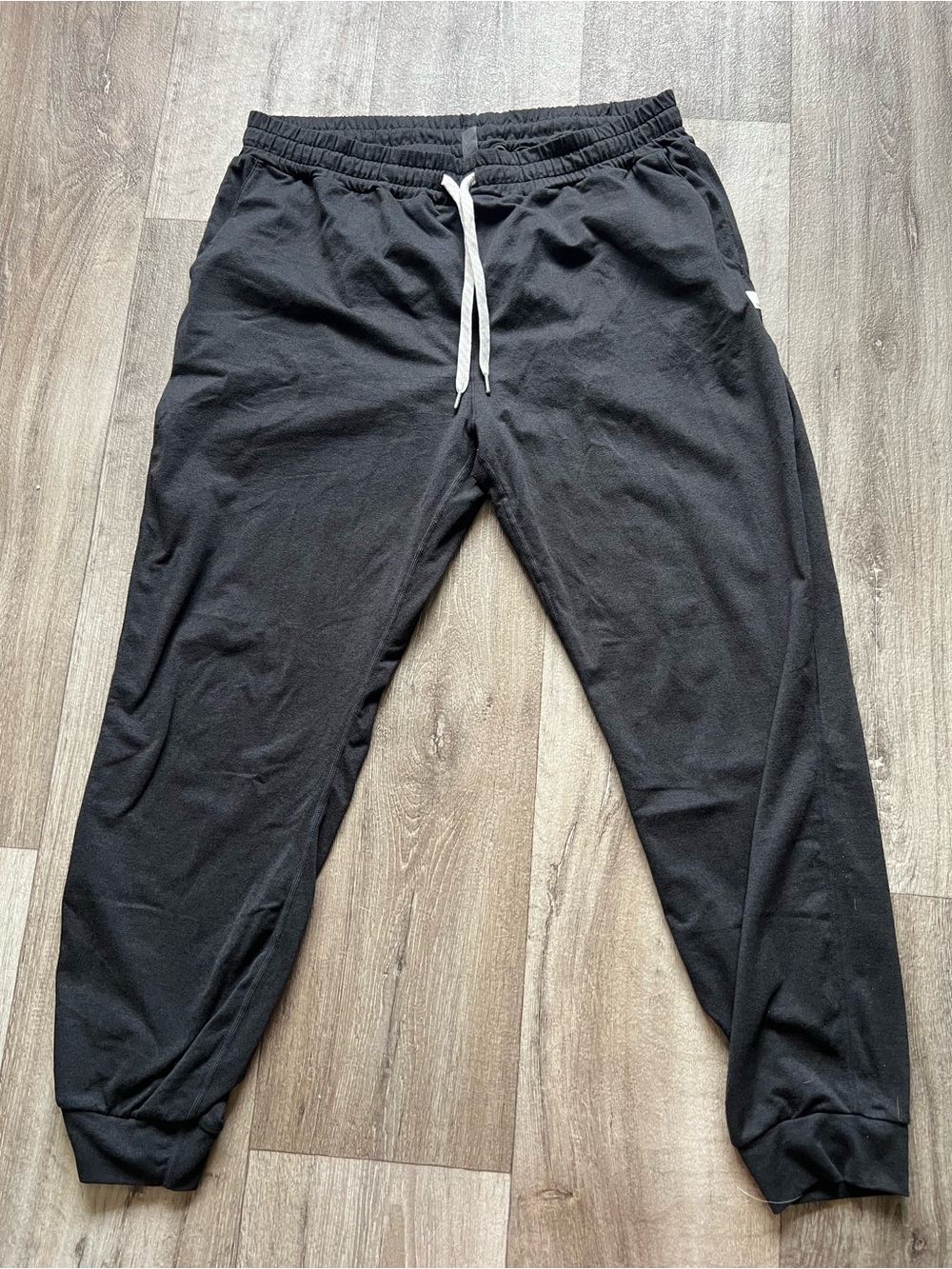 Vuori Black Heather Performance Jogger Mid Rise DreamKnit Athleisure Sweatpants
